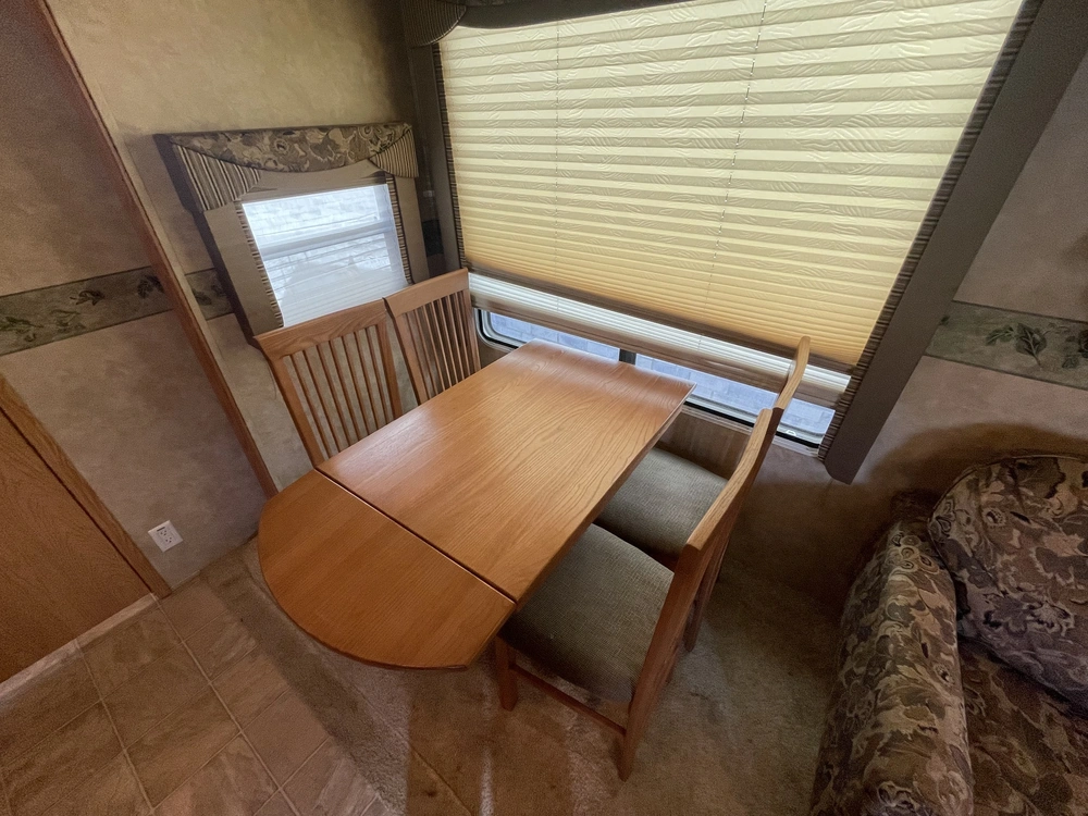 2008 Cedar Creek Cottage Silverback 33lbhts