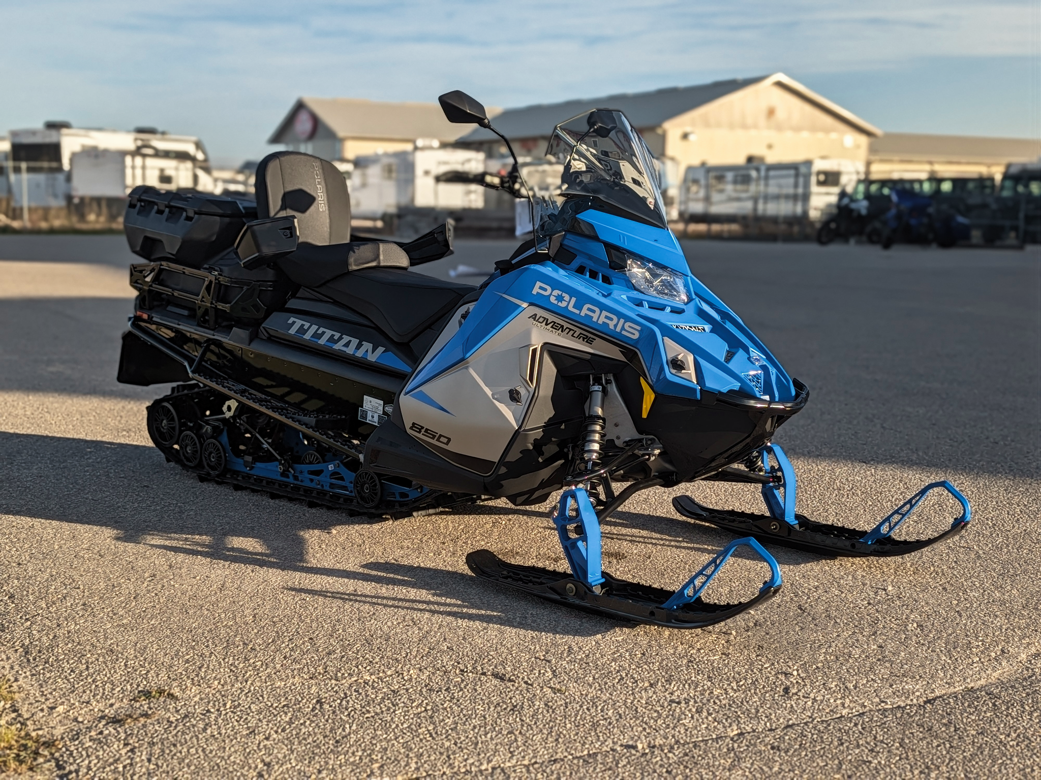 2027 Polaris 850 Titan Adventure Ultimate 155 1.5" // Velocity Blue