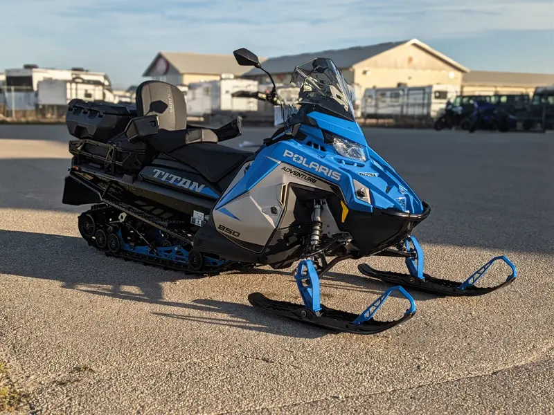 Polaris 850 Titan Adventure Ultimate 155 1.5" // Velocity Blue 2027