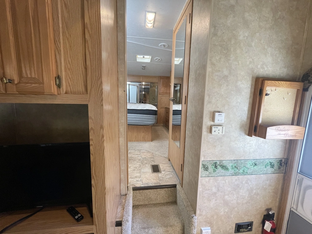 2008 Cedar Creek Cottage Silverback 33lbhts