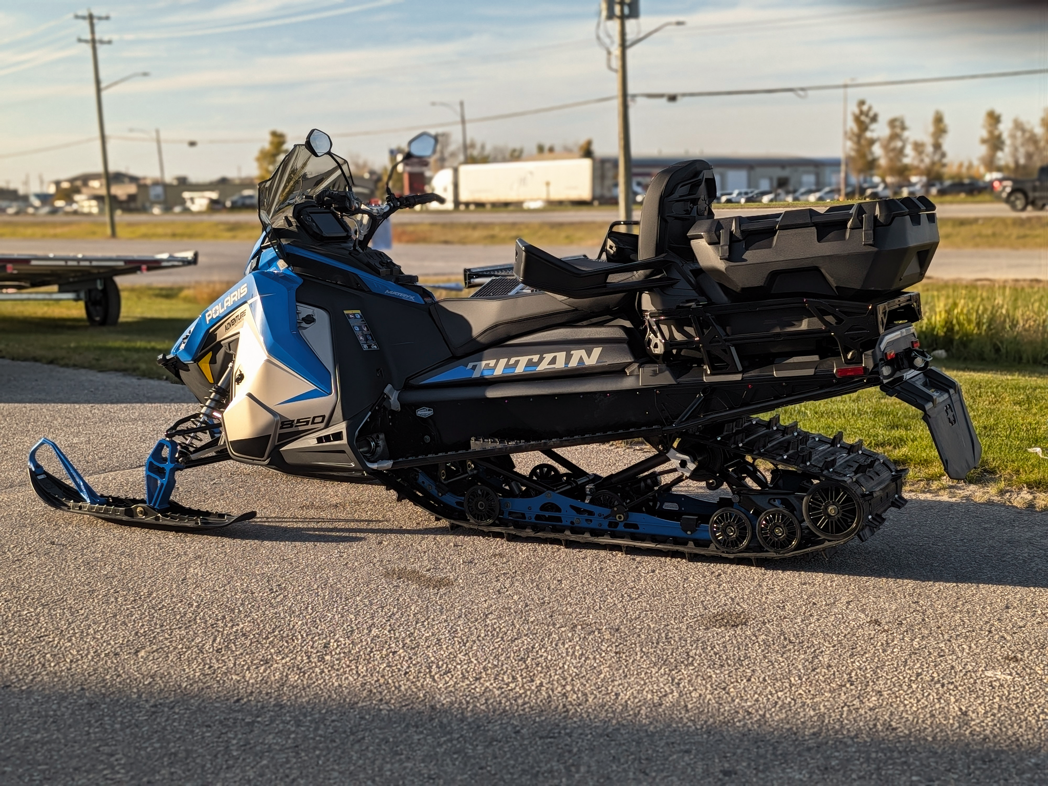 2027 Polaris 850 Titan Adventure Ultimate 155 1.5" // Velocity Blue