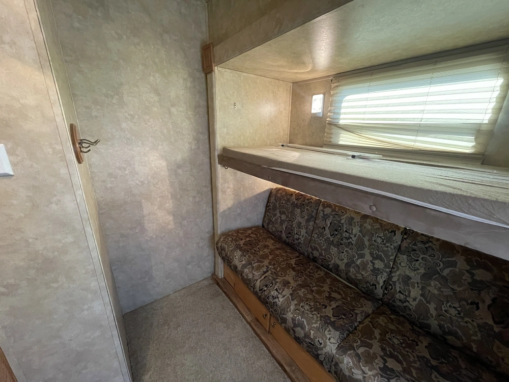 2008 Cedar Creek Cottage Silverback 33lbhts