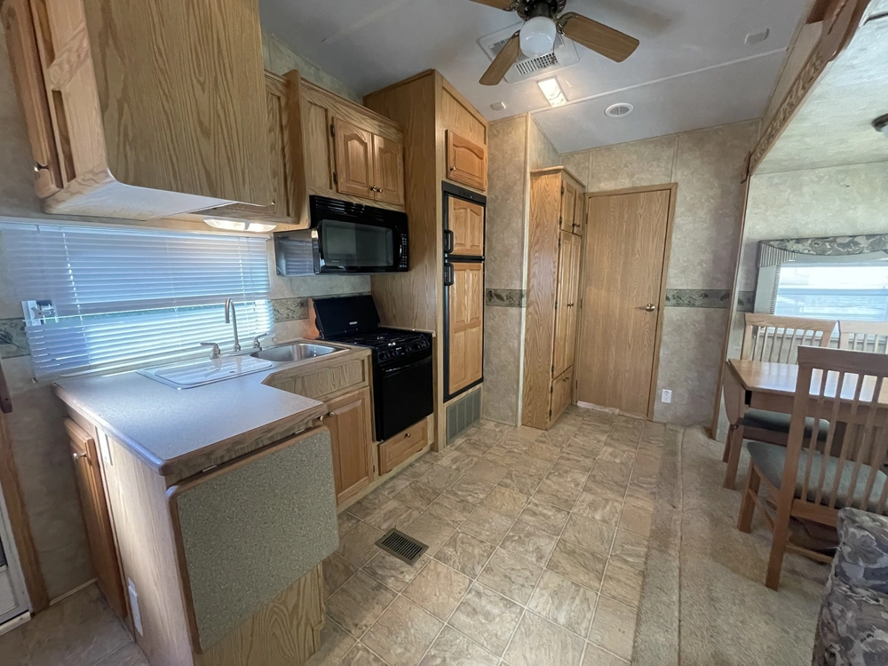 2008 Cedar Creek Cottage Silverback 33lbhts