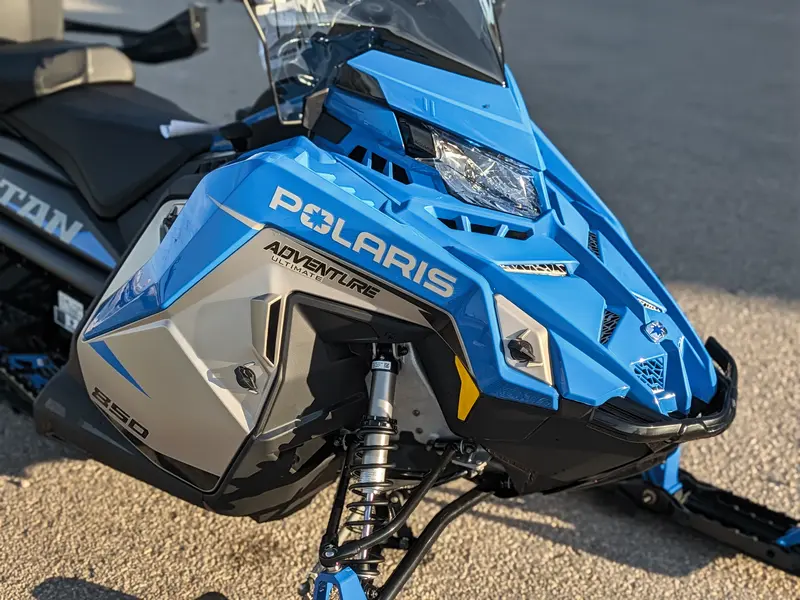 Polaris 850 Titan Adventure Ultimate 155 1.5" // Velocity Blue 2027