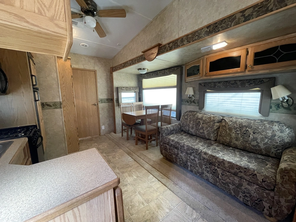 2008 Cedar Creek Cottage Silverback 33lbhts