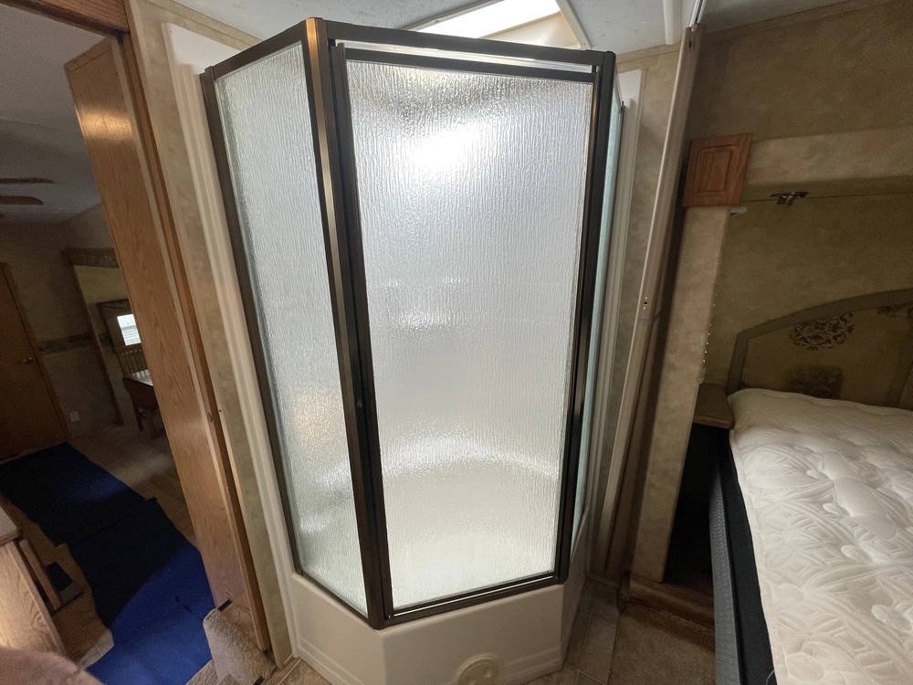 2008 Cedar Creek Cottage Silverback 33lbhts