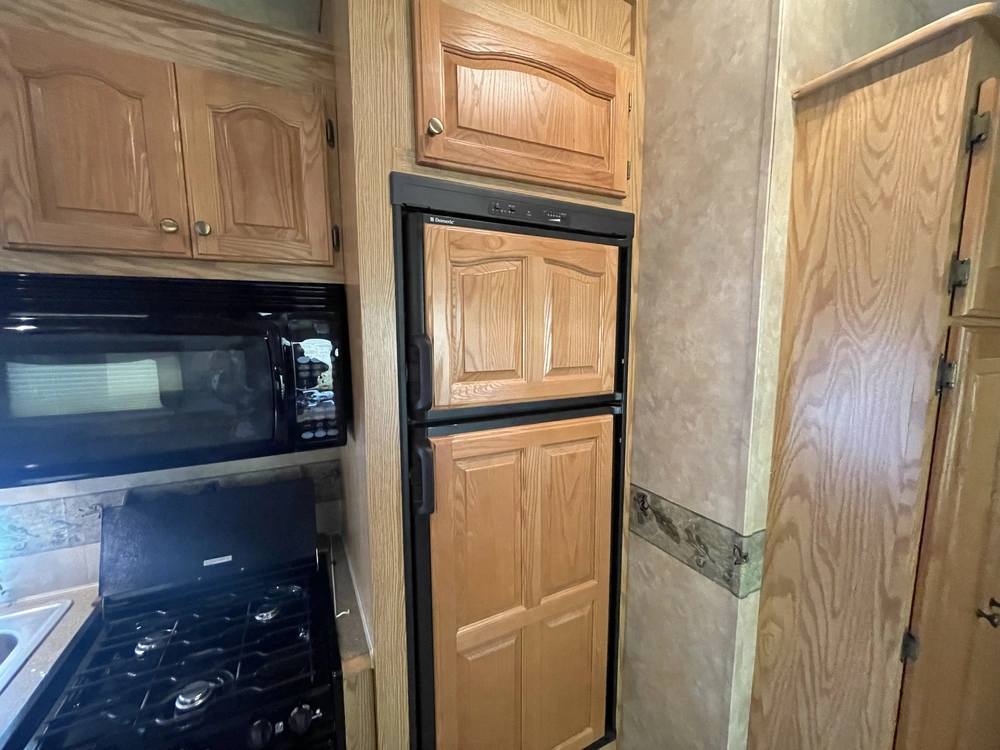 2008 Cedar Creek Cottage Silverback 33lbhts