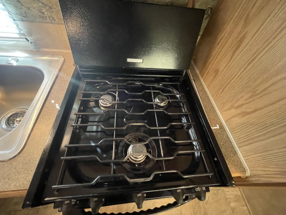 2008 Cedar Creek Cottage Silverback 33lbhts