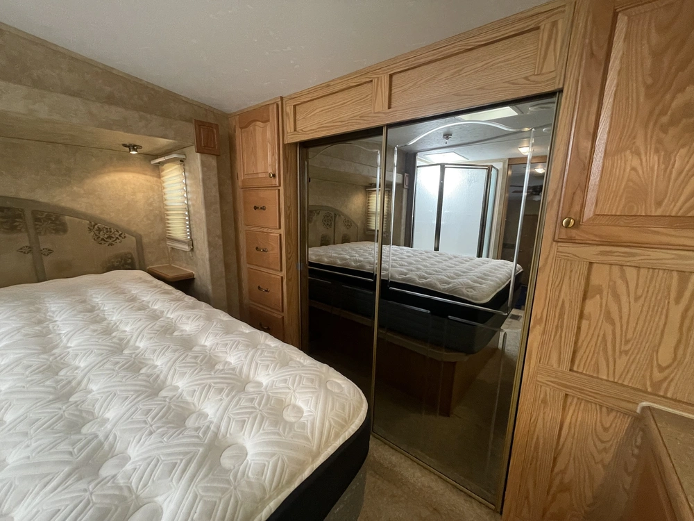 2008 Cedar Creek Cottage Silverback 33lbhts