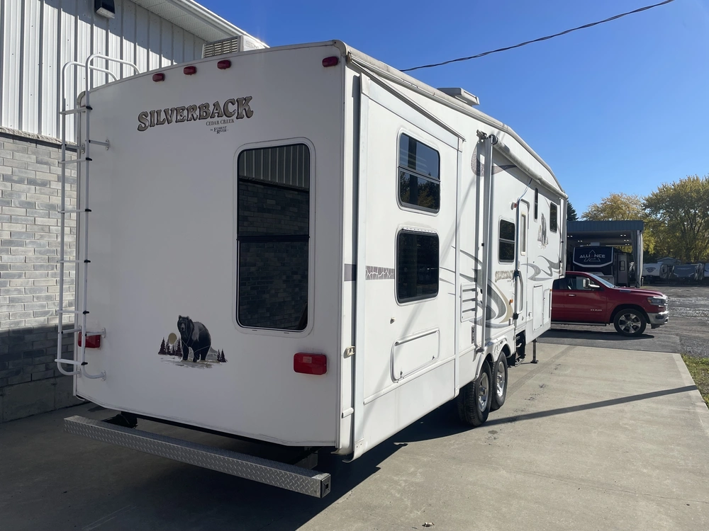 2008 Cedar Creek Cottage Silverback 33lbhts