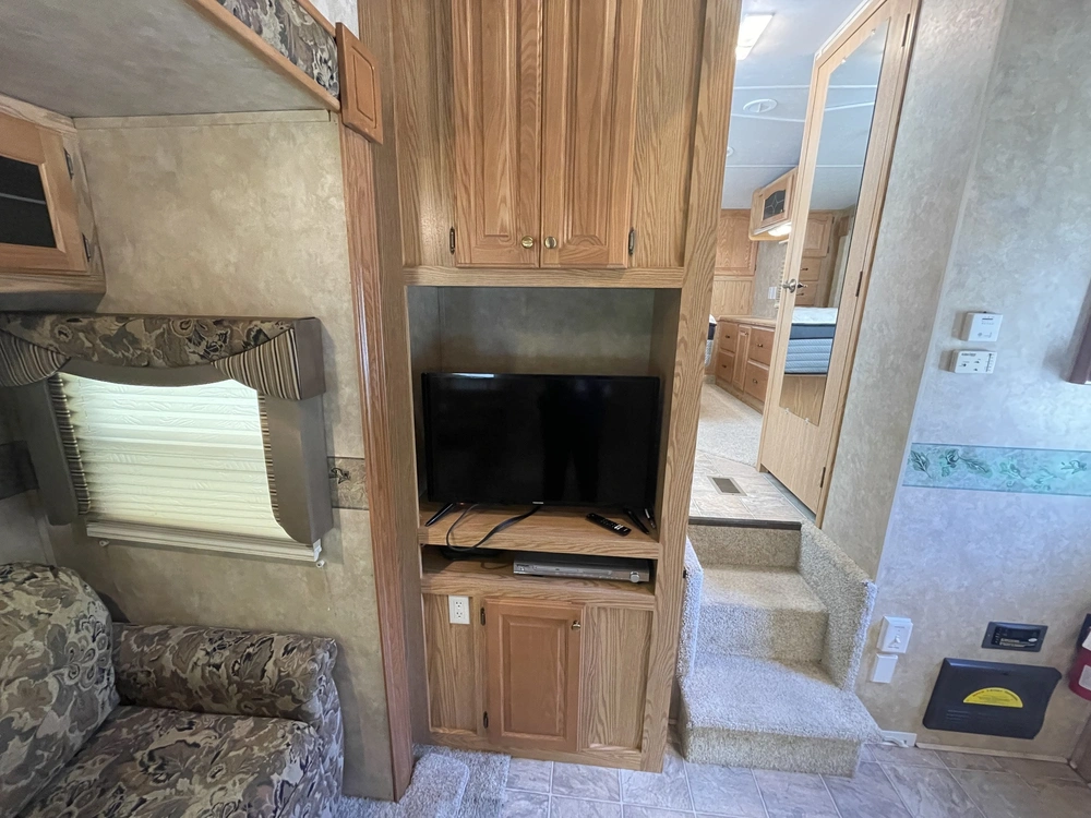 2008 Cedar Creek Cottage Silverback 33lbhts