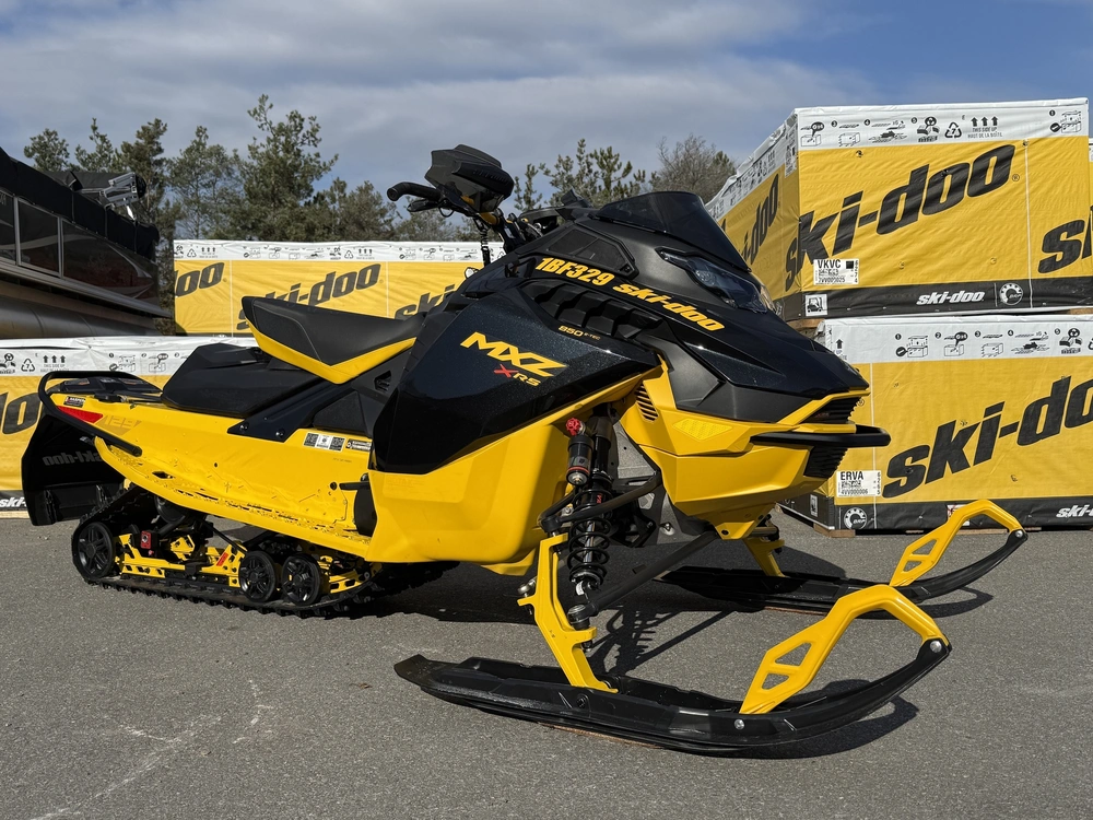 2025 Ski-doo Mxz Xrs 850 E-tec W/touchscreen