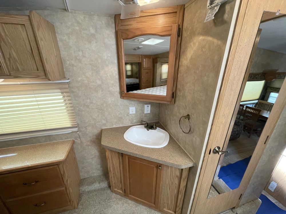 2008 Cedar Creek Cottage Silverback 33lbhts