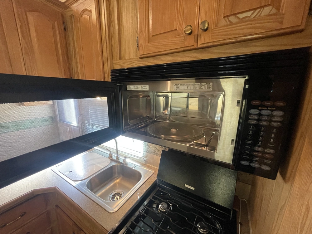 2008 Cedar Creek Cottage Silverback 33lbhts