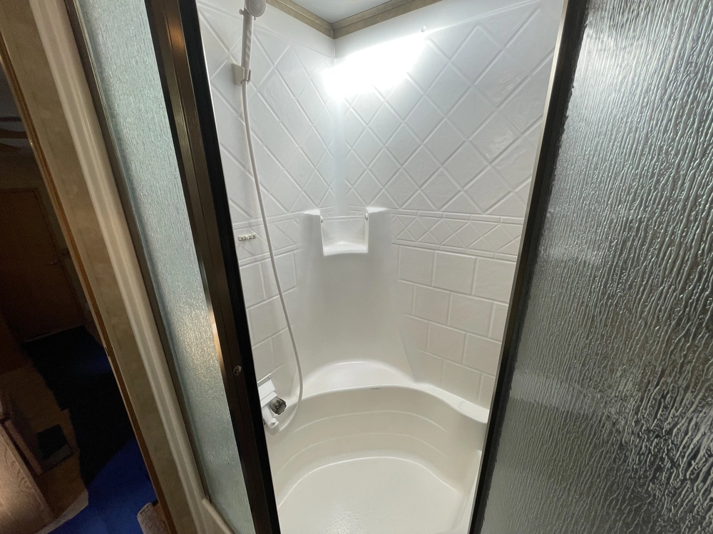 2008 Cedar Creek Cottage Silverback 33lbhts