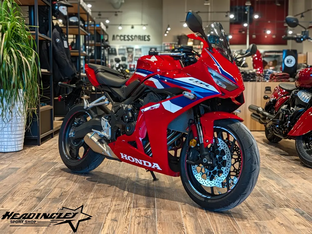 2026 Honda CBR650R E-Clutch // Grand Prix Red