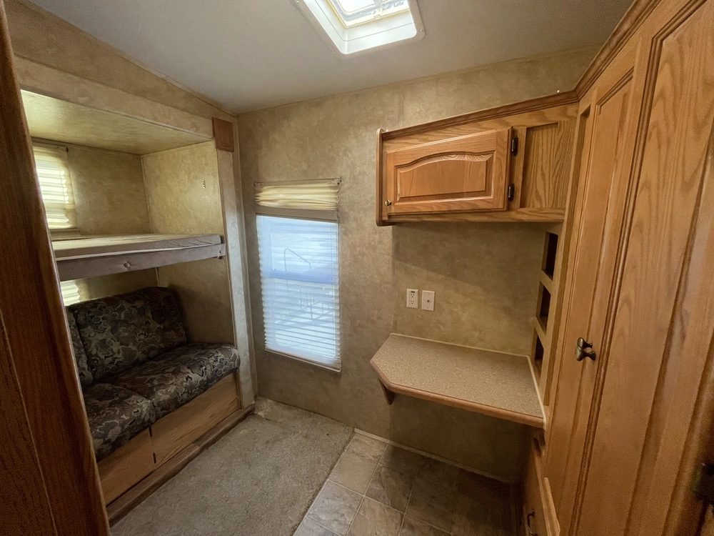 2008 Cedar Creek Cottage Silverback 33lbhts