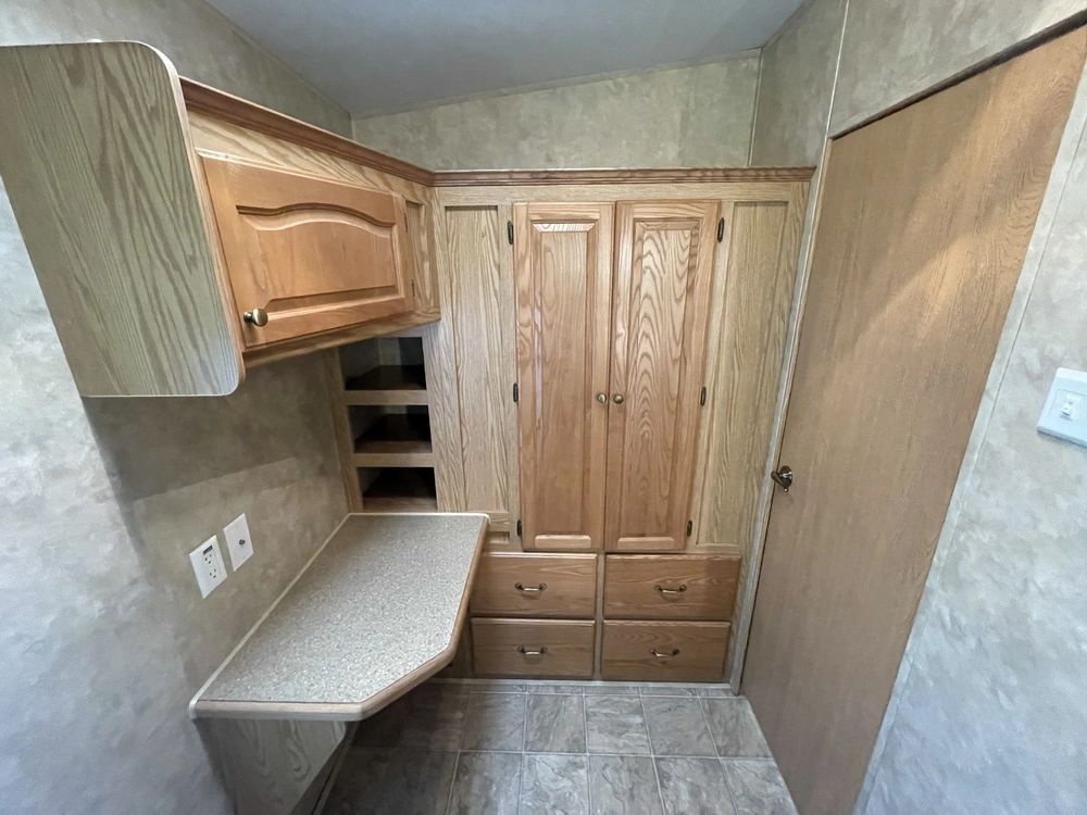 2008 Cedar Creek Cottage Silverback 33lbhts