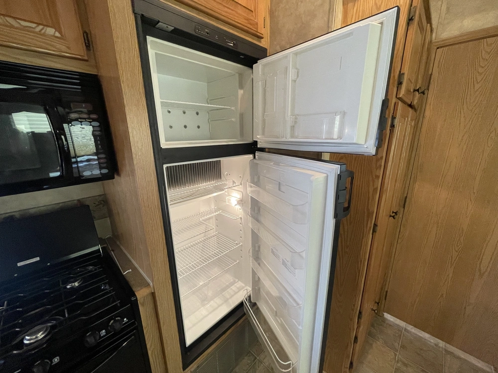 2008 Cedar Creek Cottage Silverback 33lbhts