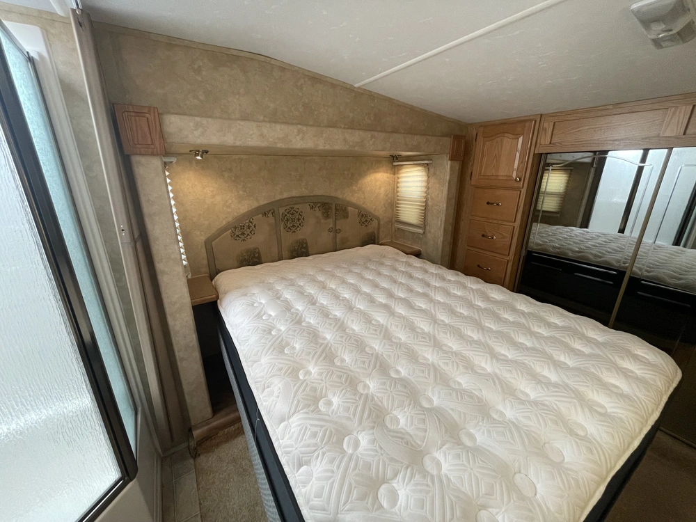 2008 Cedar Creek Cottage Silverback 33lbhts