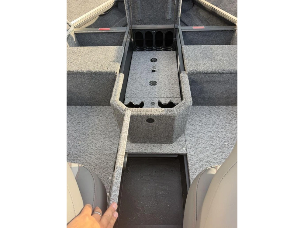 2027 Alumacraft Voyageur 175 Tiller
