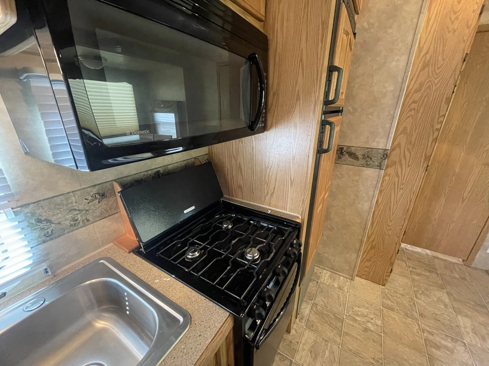 2008 Cedar Creek Cottage Silverback 33lbhts