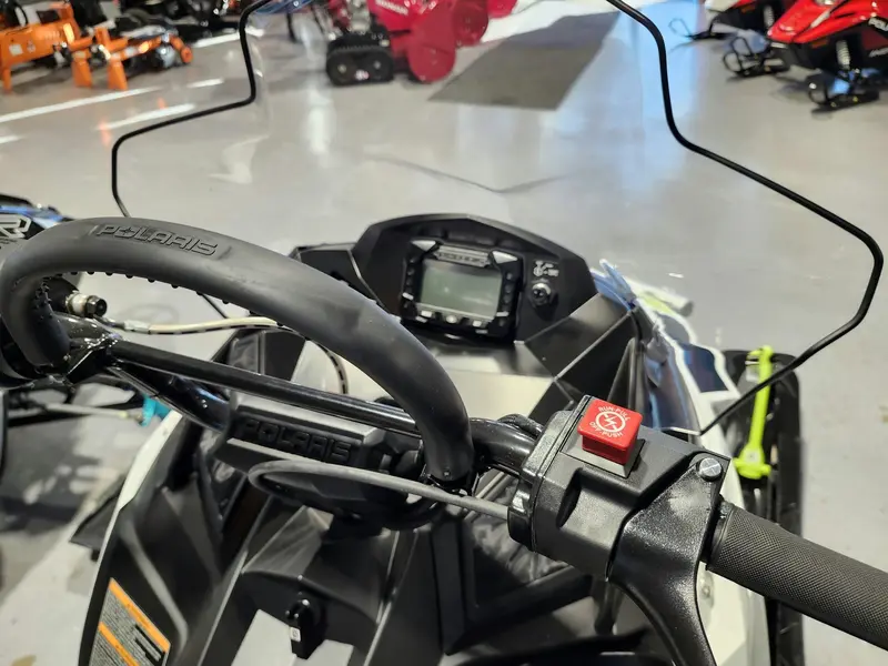 Polaris 550 VOYAGEUR 155 ES 2025
