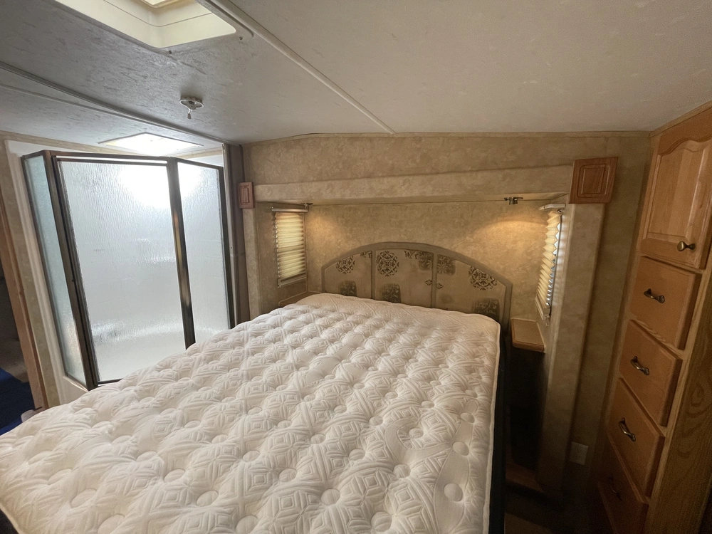 2008 Cedar Creek Cottage Silverback 33lbhts