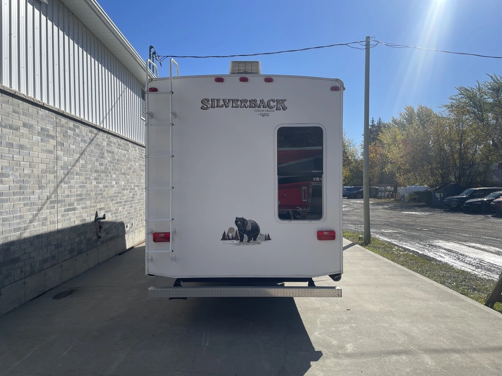 2008 Cedar Creek Cottage Silverback 33lbhts