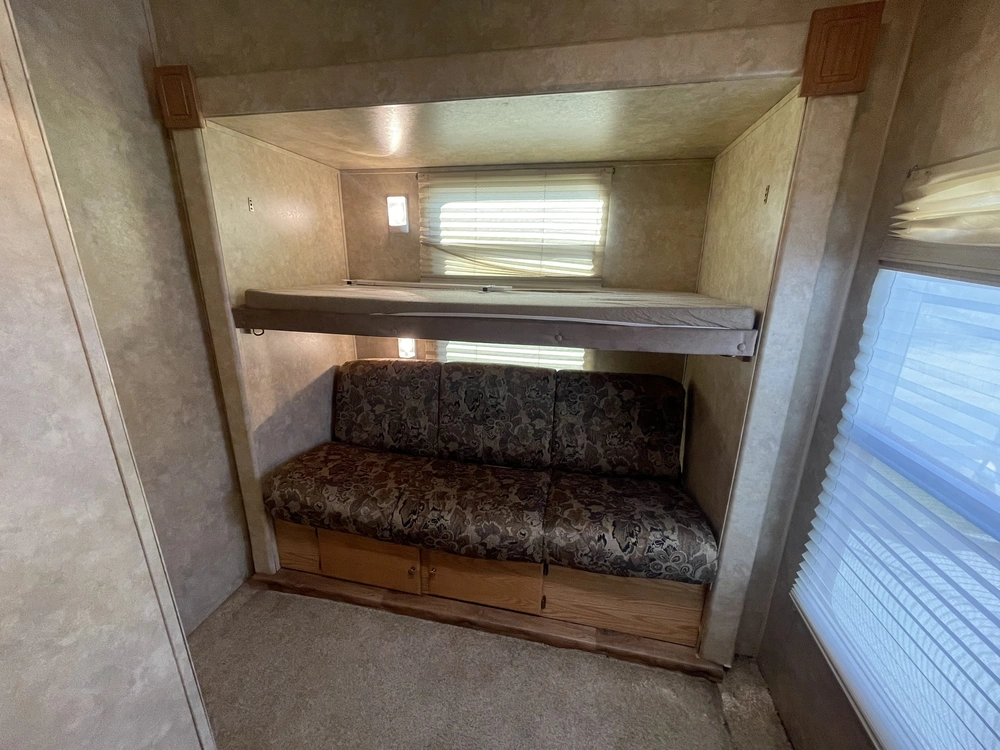 2008 Cedar Creek Cottage Silverback 33lbhts
