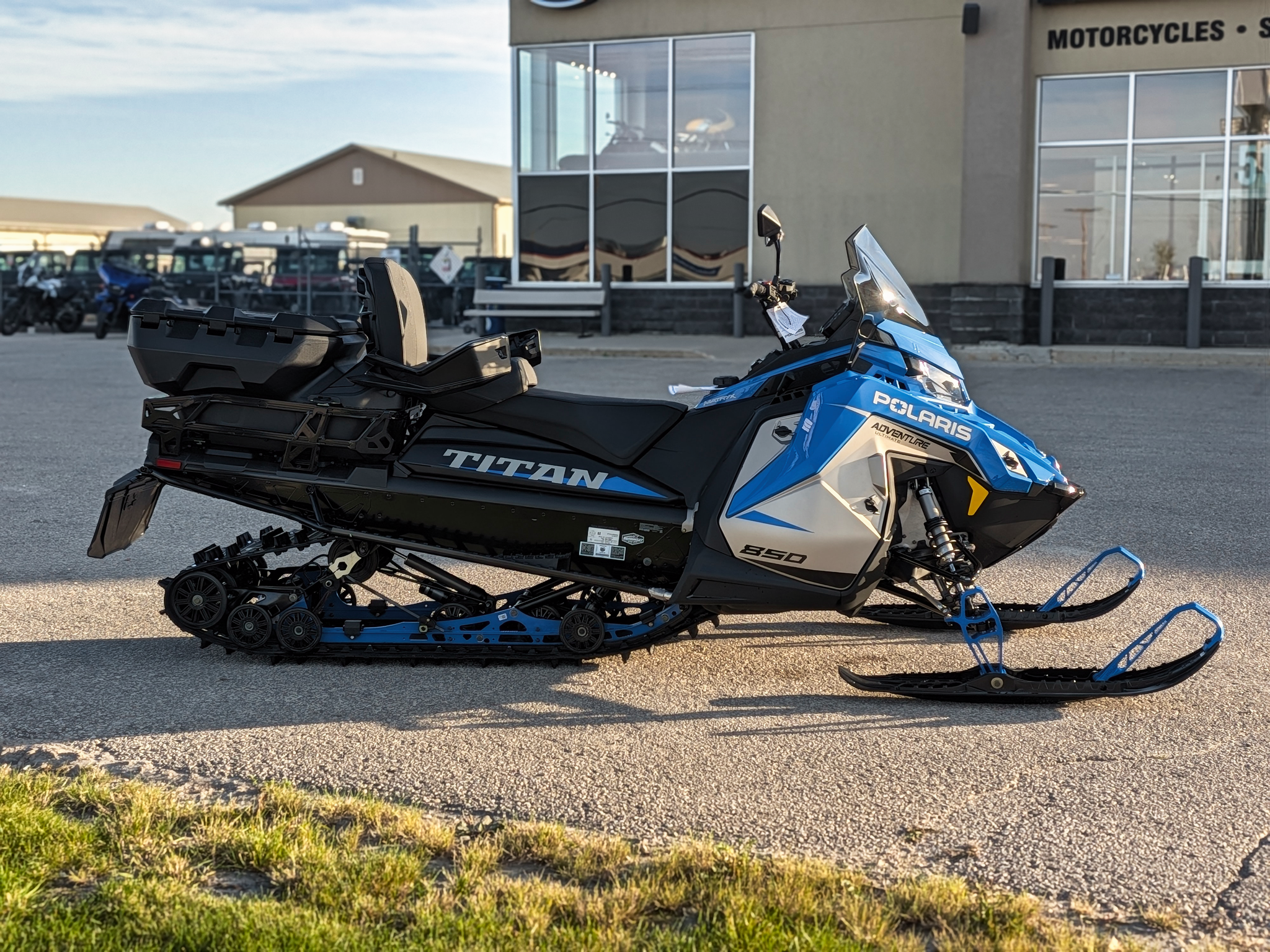 2027 Polaris 850 Titan Adventure Ultimate 155 1.5" // Velocity Blue