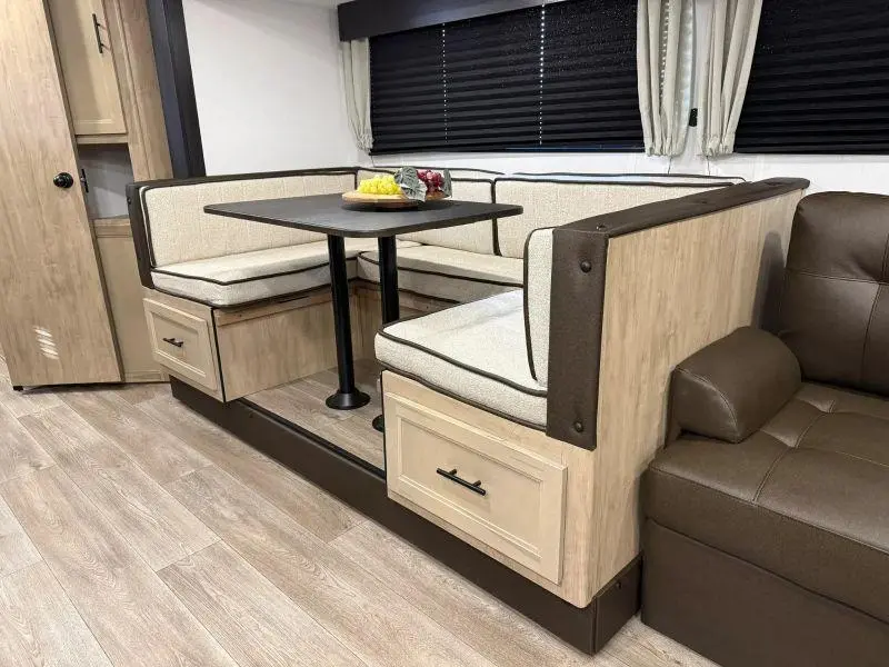 Cherokee Grey Wolf 28 Qbh 2027