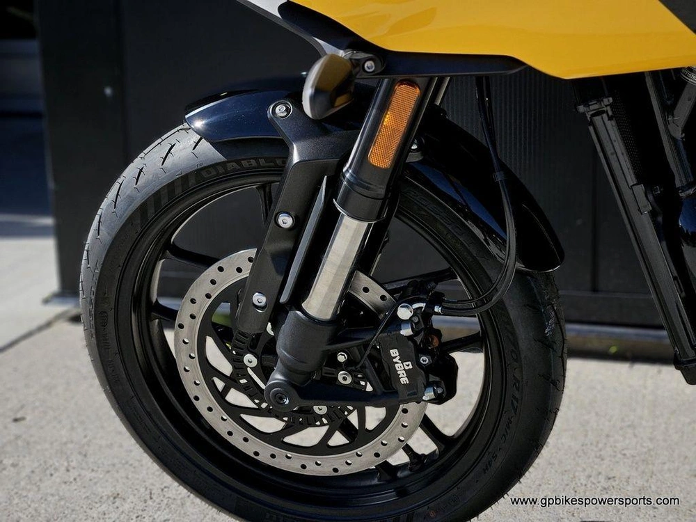 2026 Triumph Thruxton 400 Yellow/silver