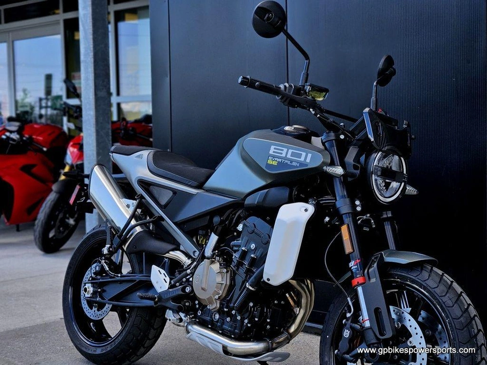 2027 Husqvarna Svartpilen 801 Se