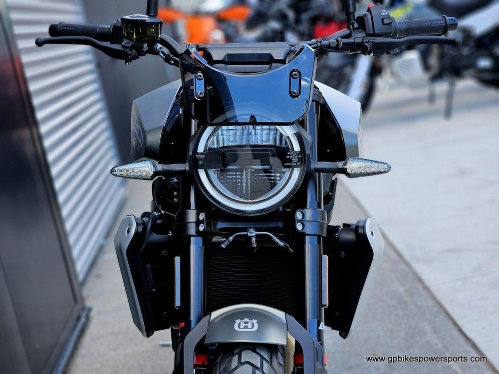 2027 Husqvarna Svartpilen 801 Se