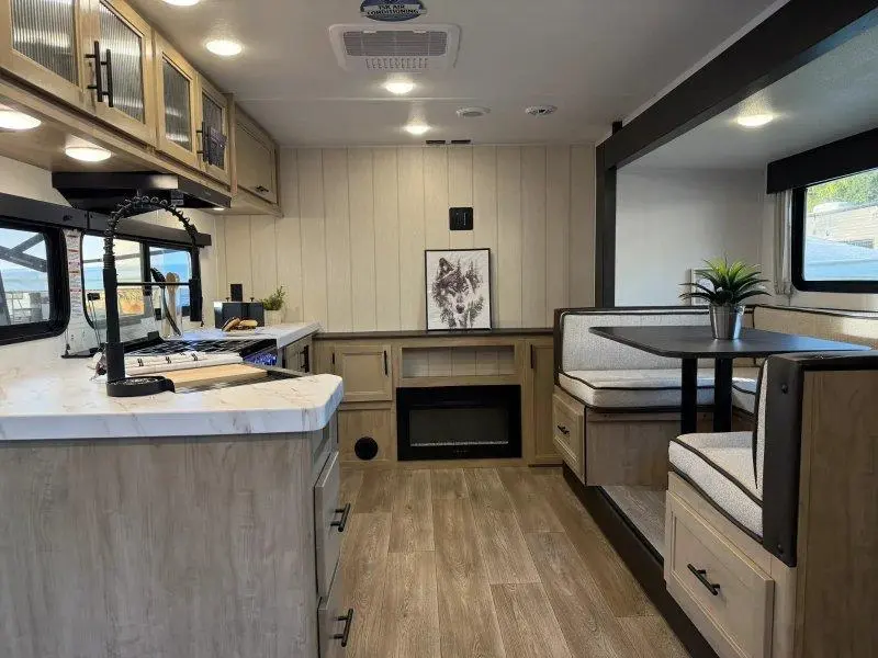 Cherokee Grey Wolf 24 Re 2027