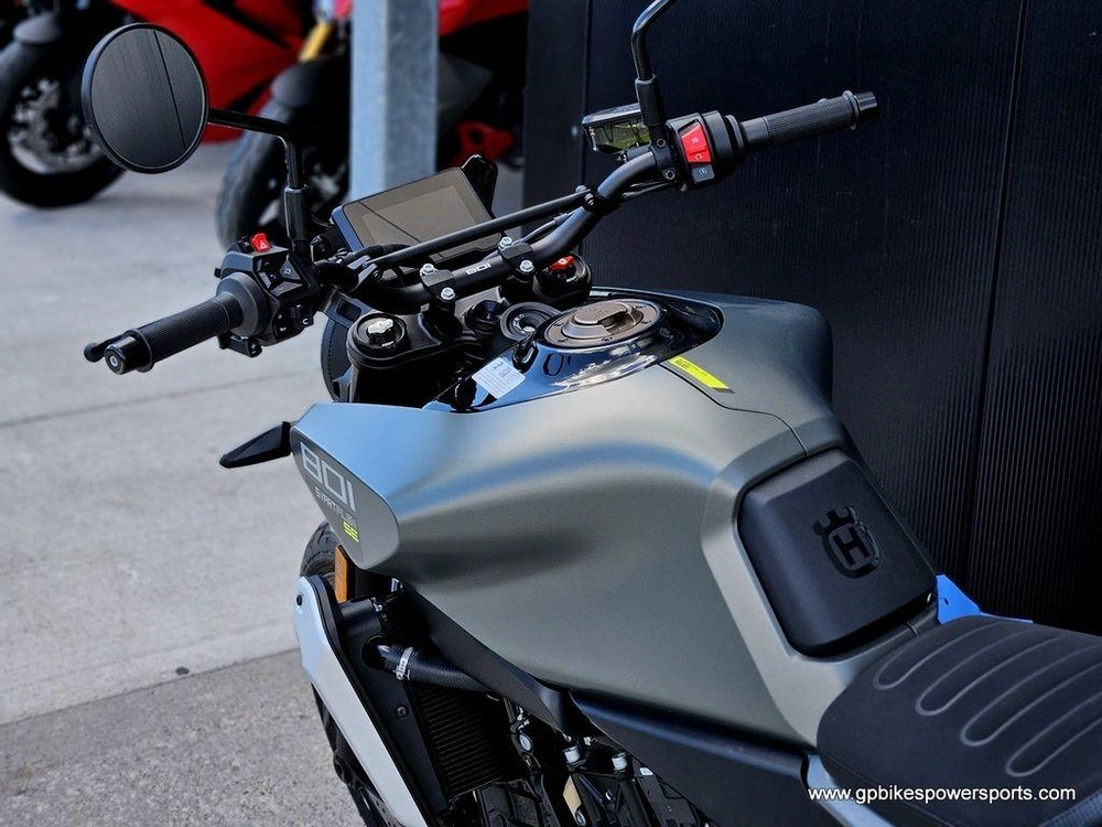 2027 Husqvarna Svartpilen 801 Se