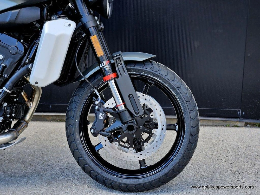 2027 Husqvarna Svartpilen 801 Se