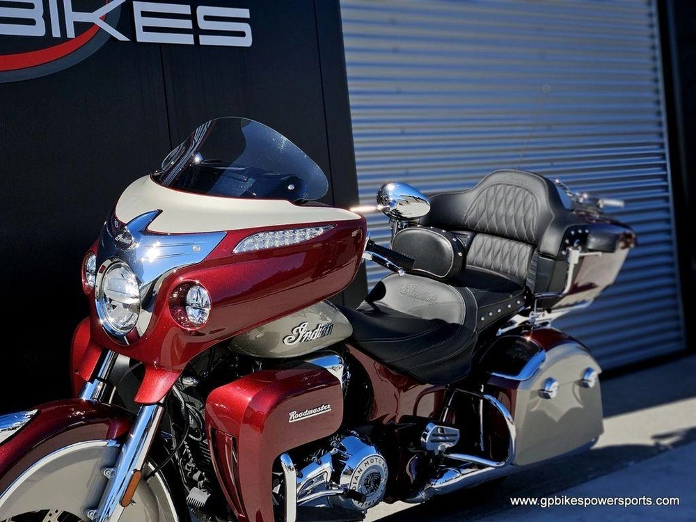 2025 Indian Motorcycle Roadmaster® Maroon Metallic/silver Quartz Metallic