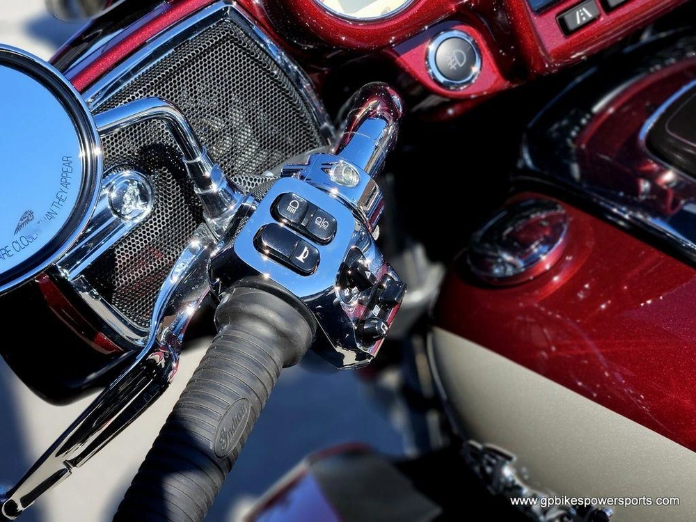 2025 Indian Motorcycle Roadmaster® Maroon Metallic/silver Quartz Metallic