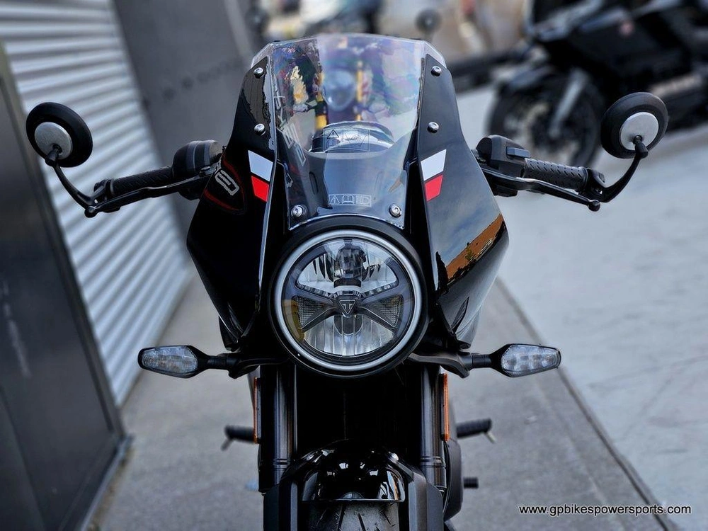 2026 Triumph Thruxton 400 Black/silver