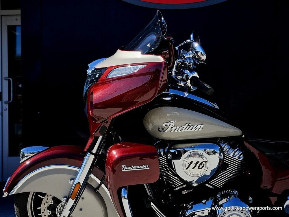 2025 Indian Motorcycle Roadmaster® Maroon Metallic/silver Quartz Metallic