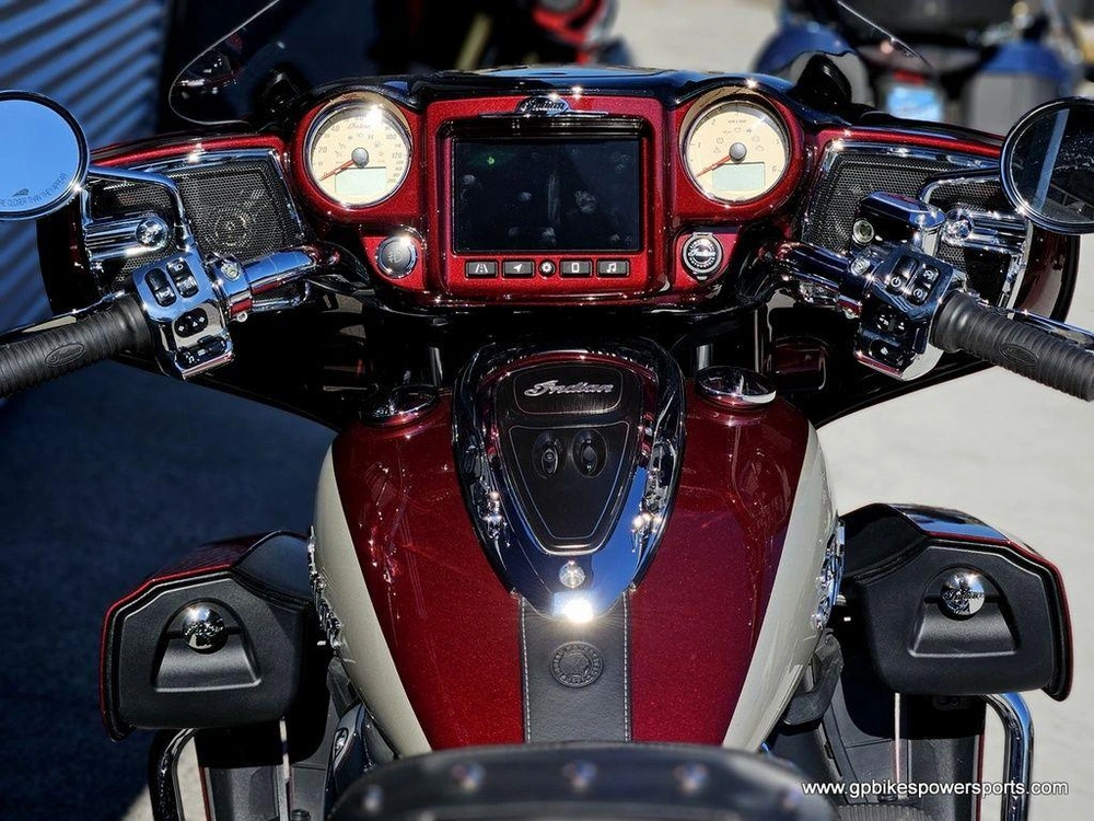 2025 Indian Motorcycle Roadmaster® Maroon Metallic/silver Quartz Metallic