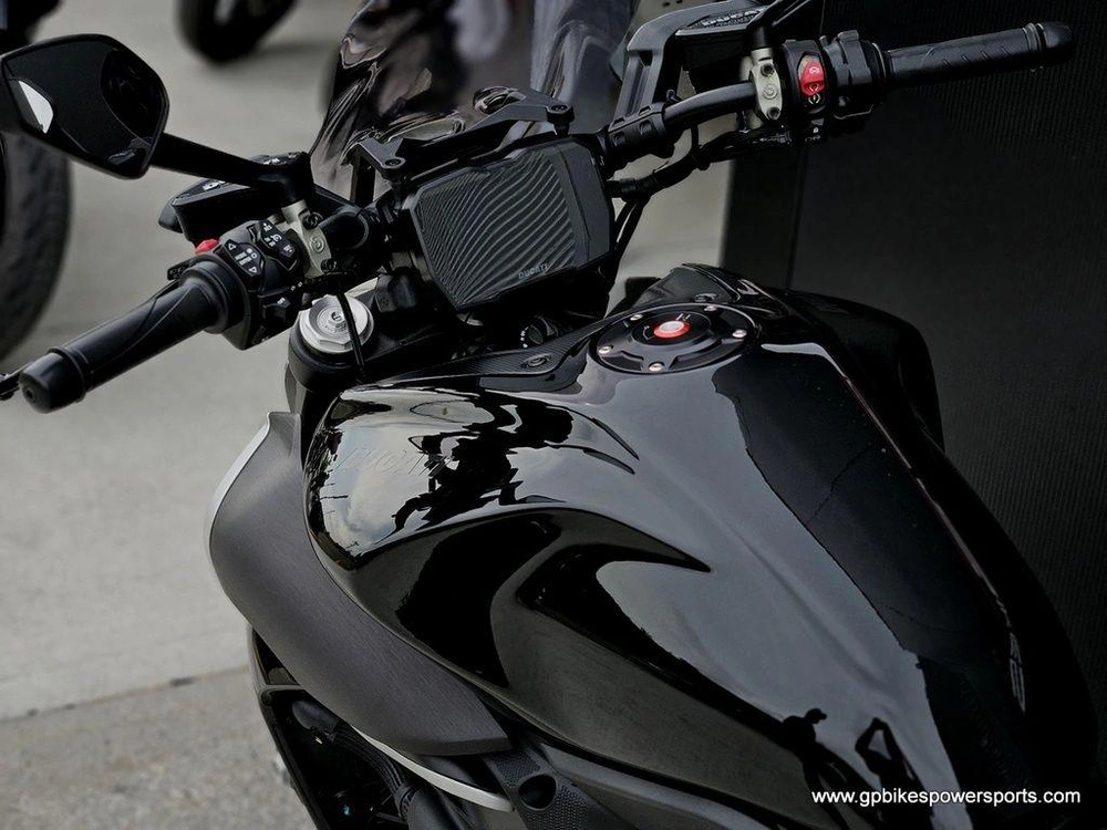 2023 Ducati Diavel V4 Thrilling Black