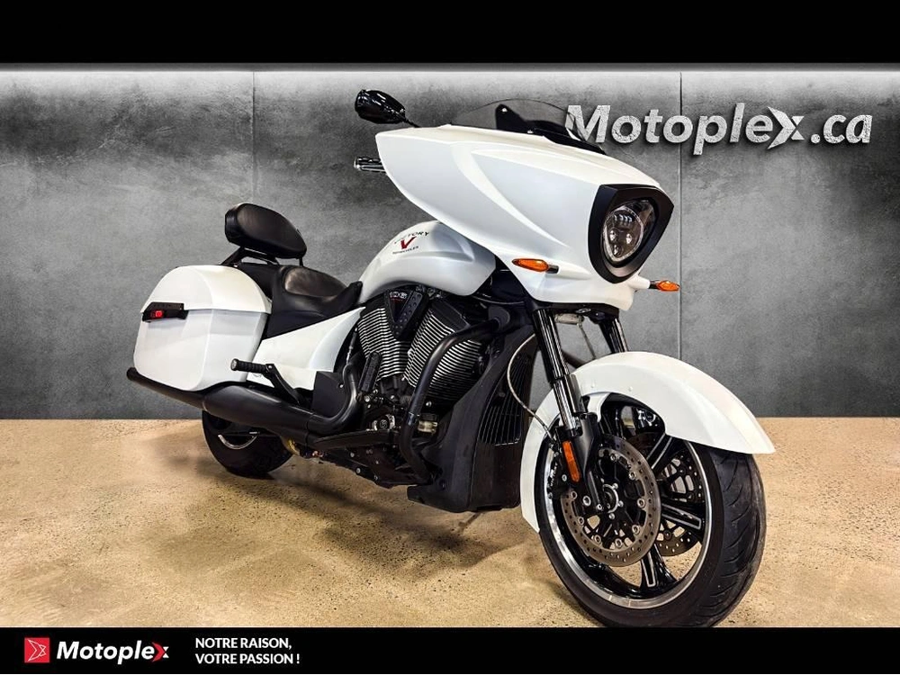 Victory Motorcycles Cross Country 2016 alt