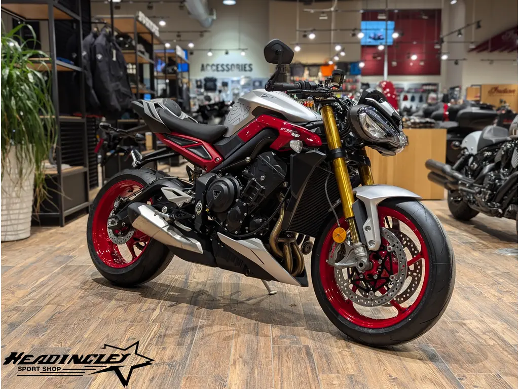 2026 Triumph Street Triple 765 RX // Matte Aluminum 