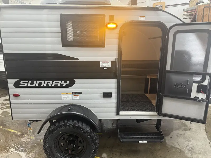 2027 Sunset Park RV Sunray 109