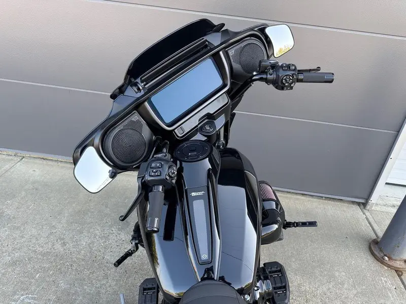 2025 Harley-Davidson FLHX - Street Glide® thumbnail 12
