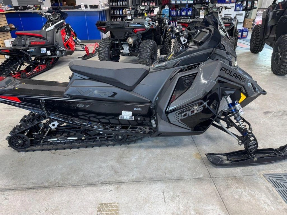 2025 Polaris Boost Indy Vr1 137 Shadow Gray / Gloss Black alt