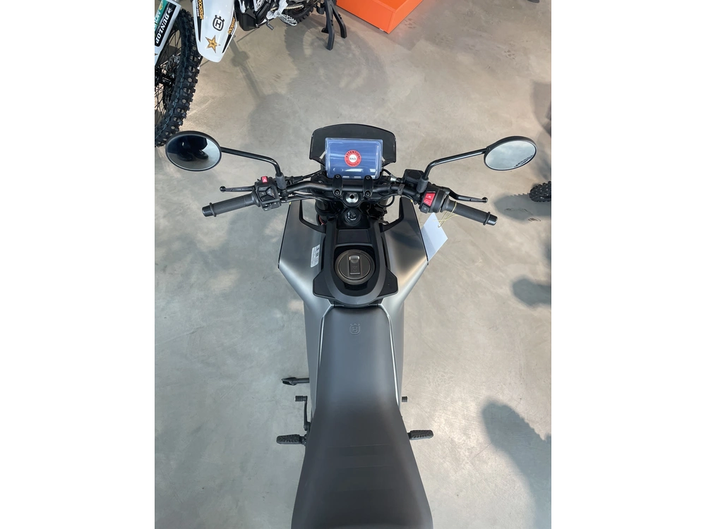 Husqvarna Svartpilen 401 2024 alt